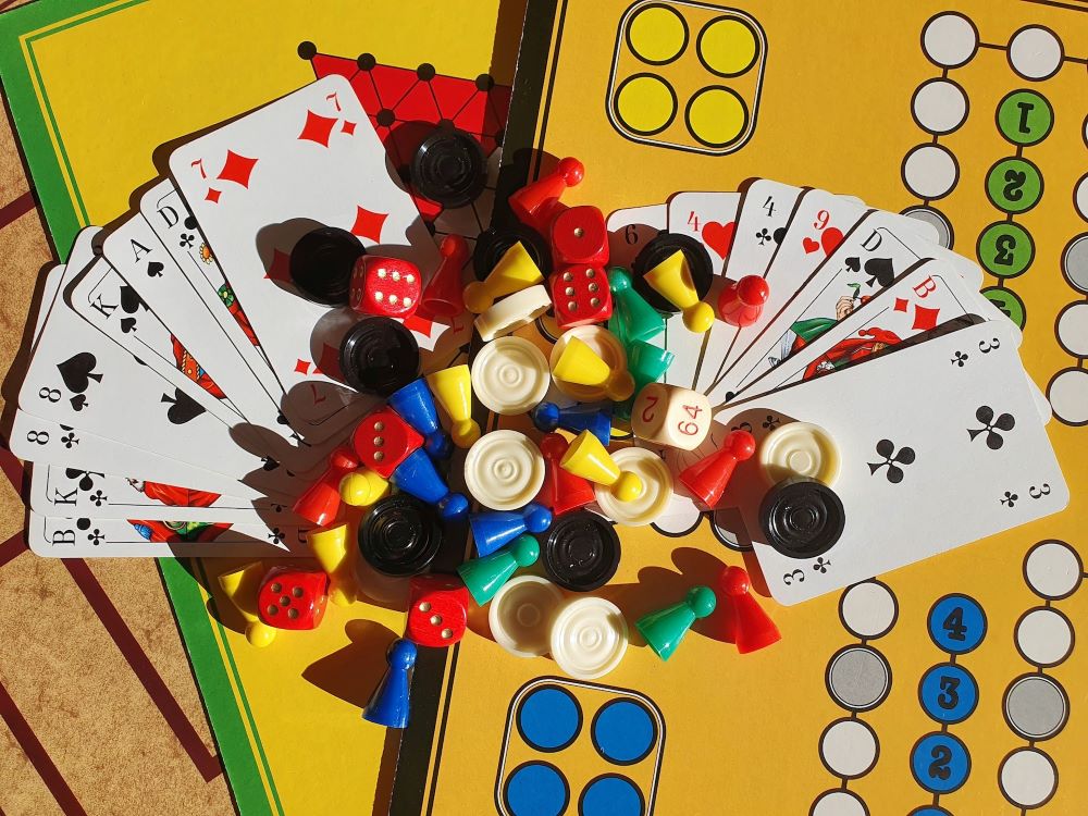 Há vários jogos de tabuleiro que podes desfrutar em família