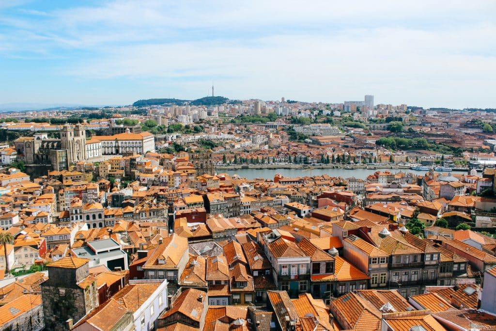 A Torre dos Clérigos é um dos miradouros mais bonitos da cidade do Porto