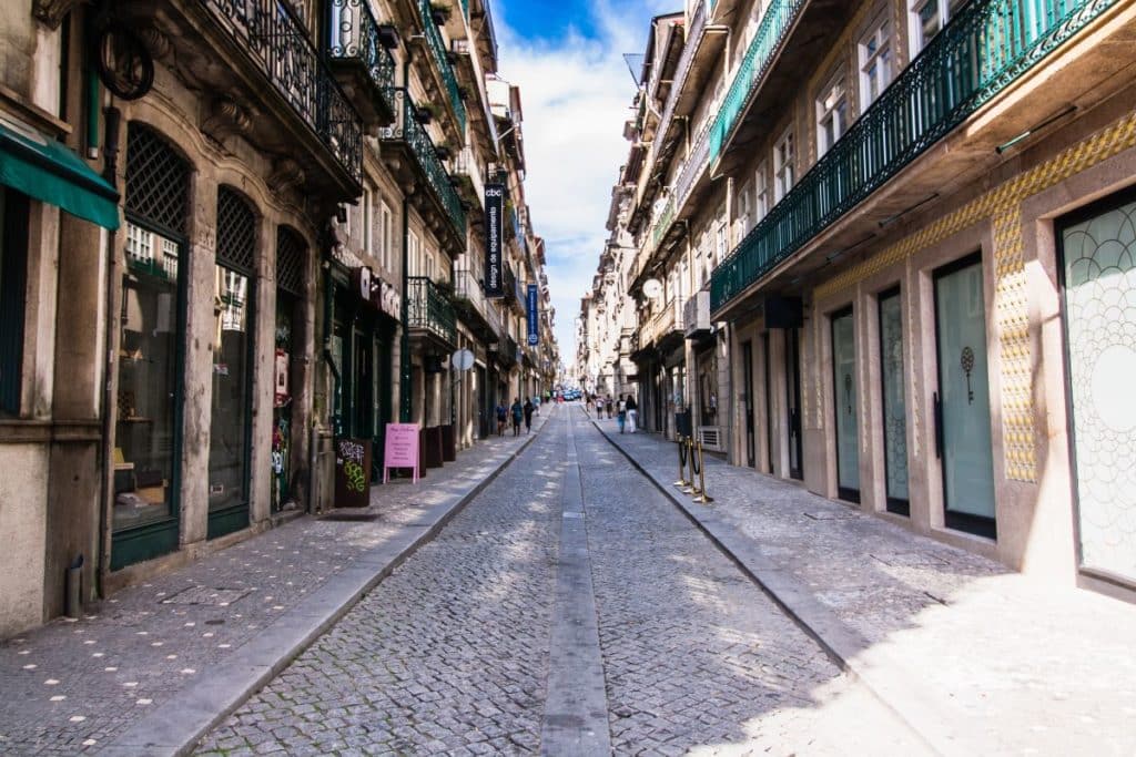 A Rua do Almada fica em plena baixa do Porto