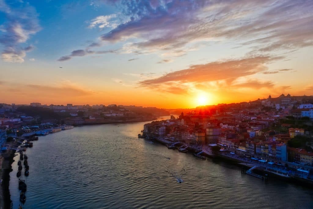 Há muitos sítios para contemplar o pôr do sol no Porto