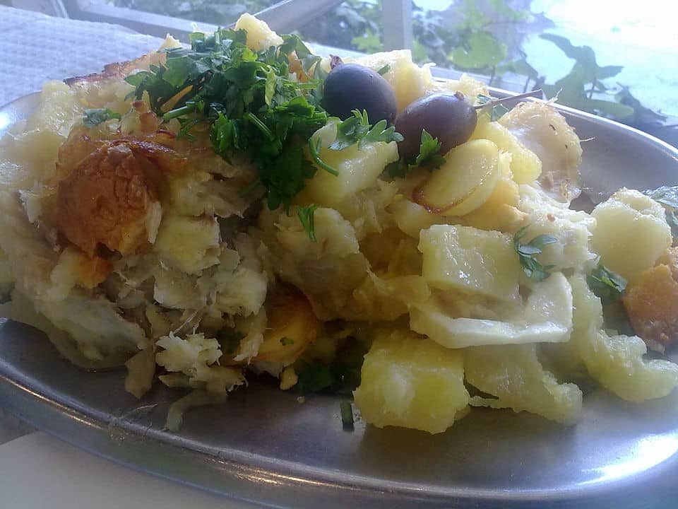 O Bacalhau à Gomes de Sá é um dos pratos mais típicos do Porto e Norte do País
