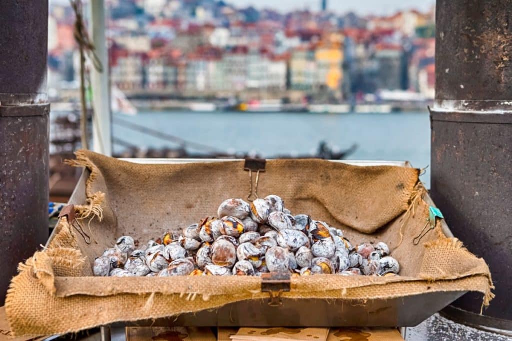 No outono, há vários vendedores de castanhas assadas nas ruas da cidade do Porto