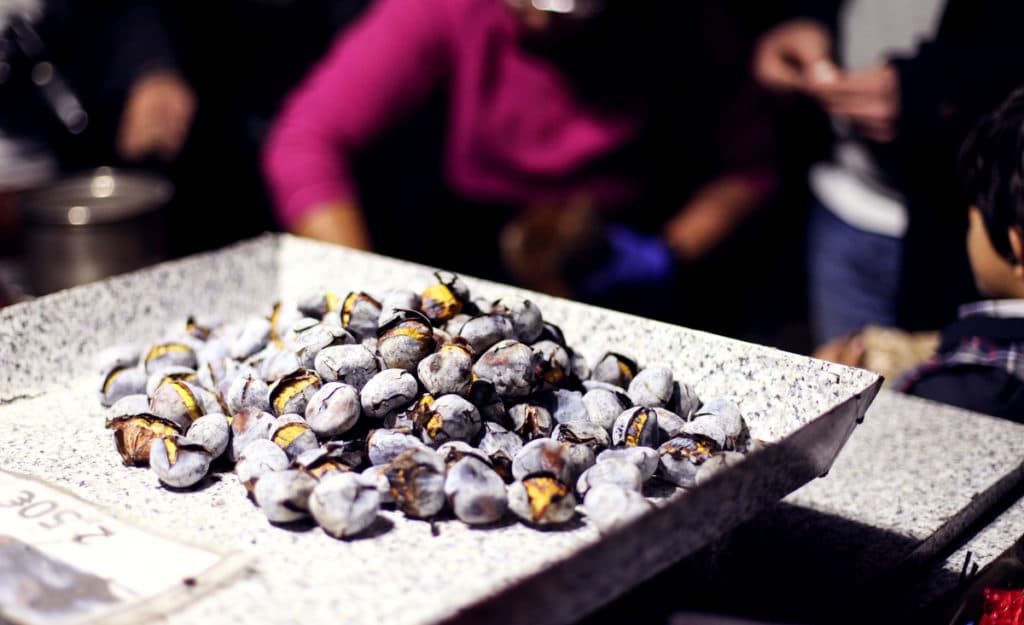 No outono no Porto, uma das coisas mais típicas a fazer é comer castanhas