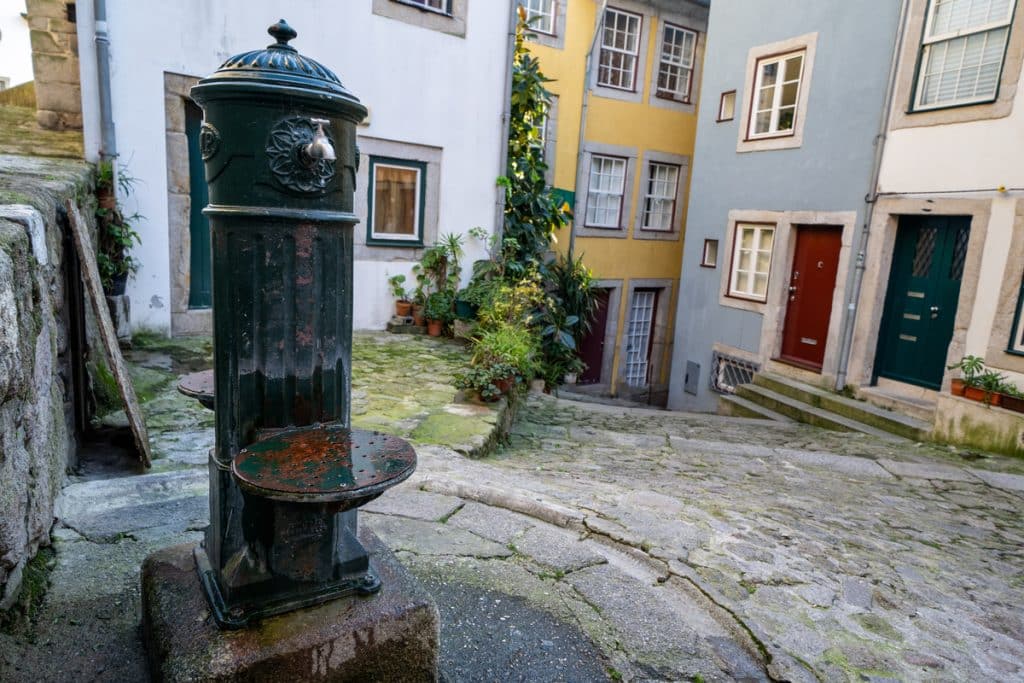 Há várias ruas e praças típicas no Porto, que encantam os locais e turistas