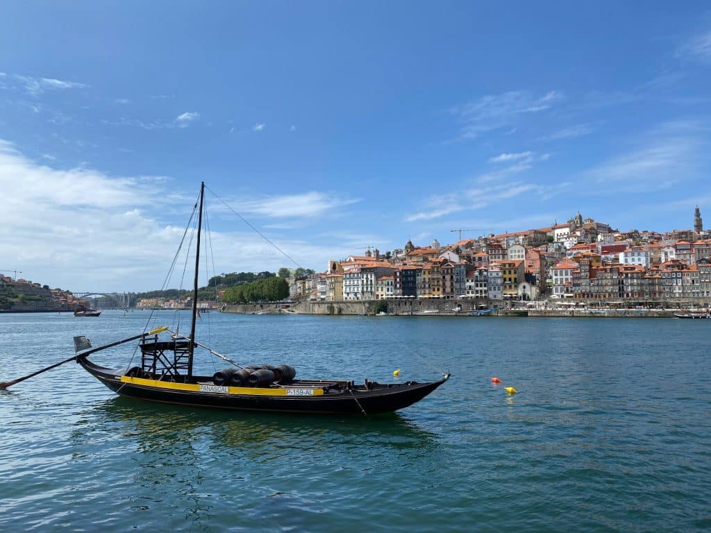Os barcos rabelos transportavam antigamente o vinho do Porto para o Cais de Gaia