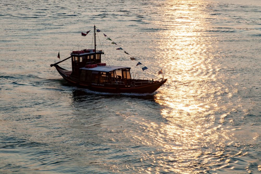 Passear no rio Douro de barco é uma das atividades mais românticas para fazer no Porto