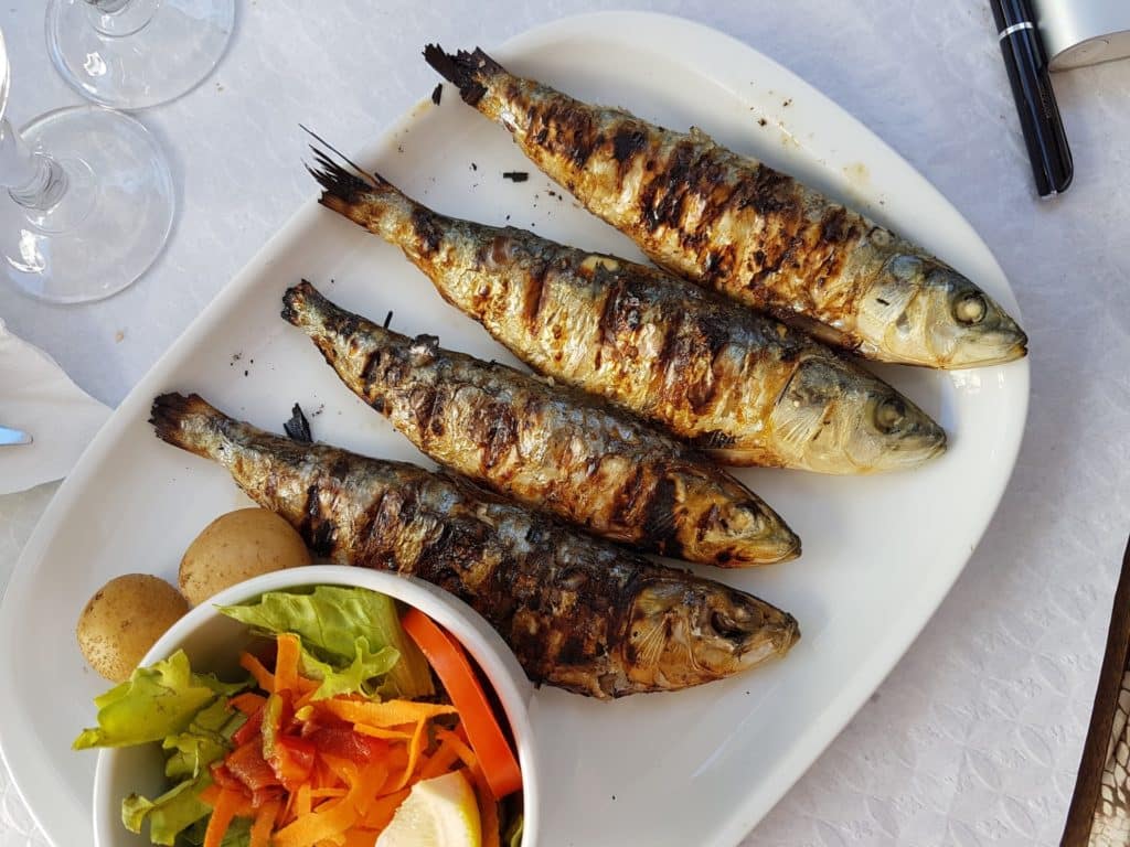 Comer sardinhas é uma das tradições das noites de São João no Porto