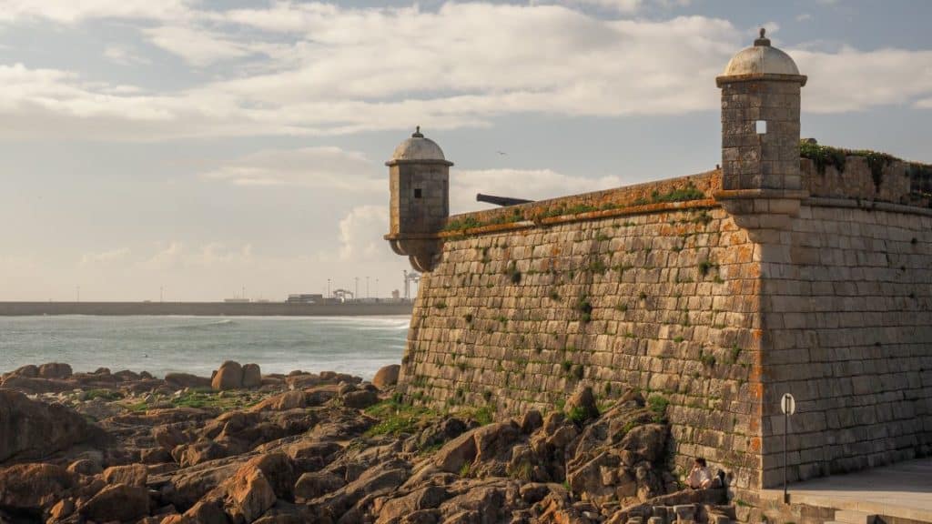 O Castelo do Queijo é um dos monumentos mais bonitos do Porto, devido ao facto de estar à beira-mar