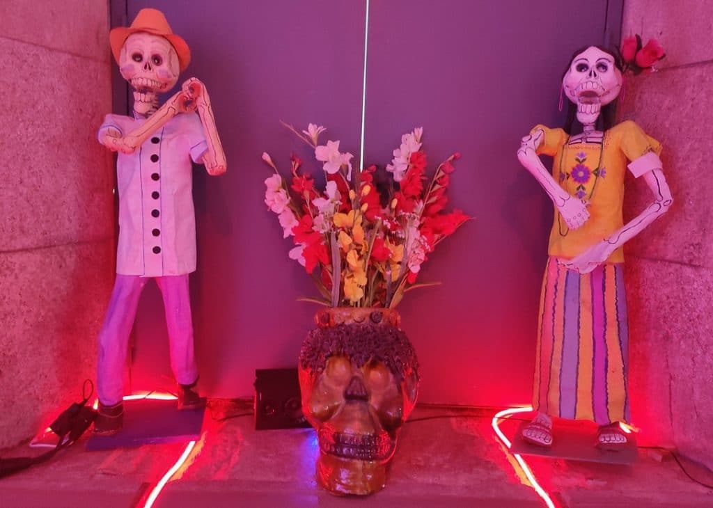 As caveiras e esqueletos representam a tradição mexicana de culto aos mortos; isto também se pode encontrar na exposição de Frida Kahlo, no Porto.