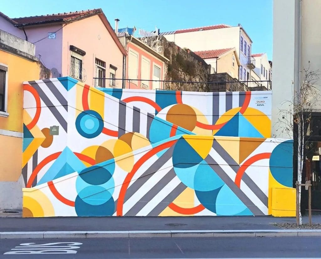 Mural colorido na Avenida de Fernão de Magalhães, no Porto.