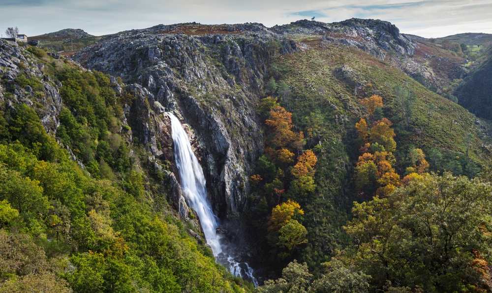 Vista para a cascata da Frecha da Mizarela, uma das maiores quedas de água da Península Ibérica
