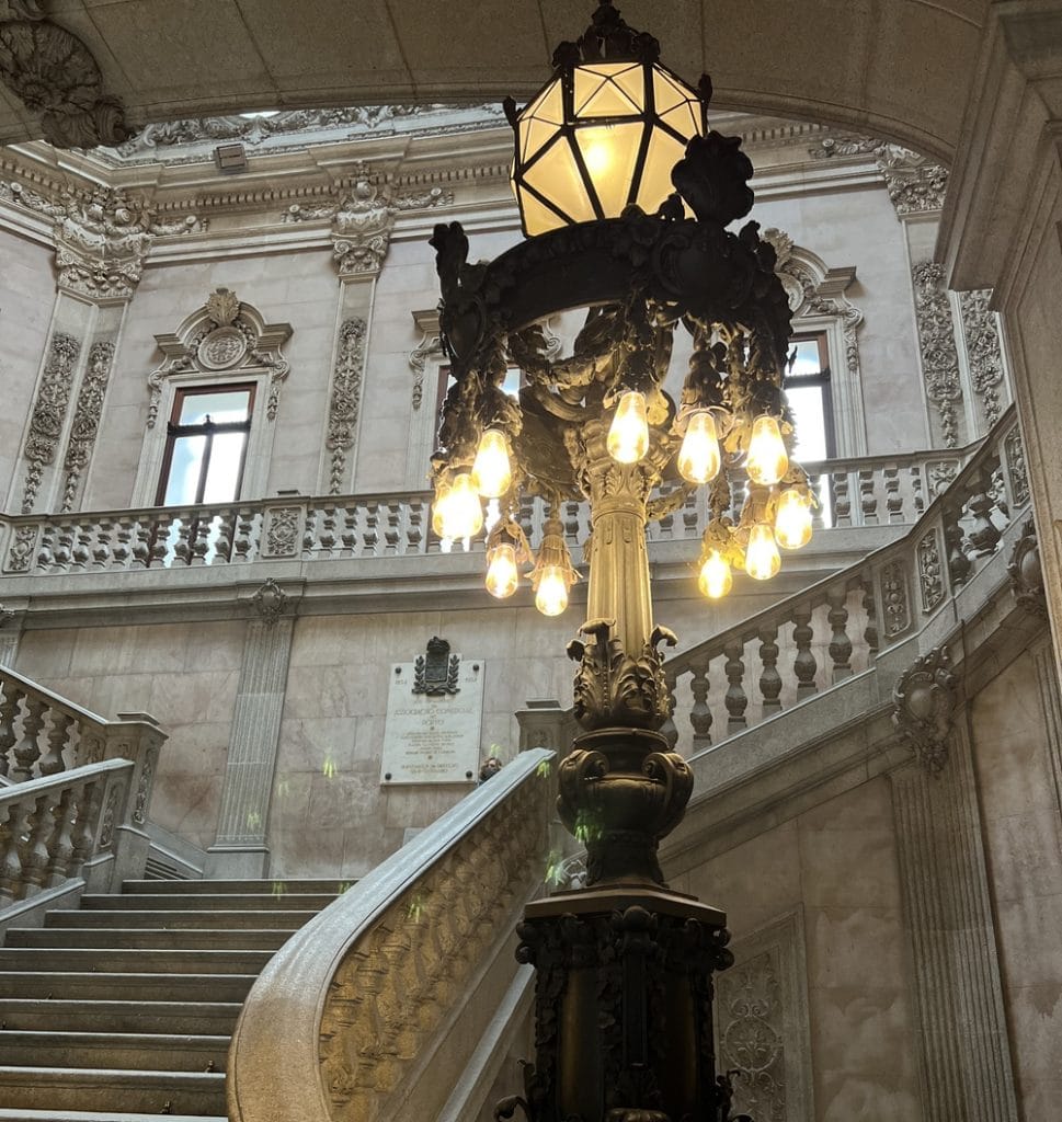 Escadaria Nobre, com lustres de Soares dos Reis