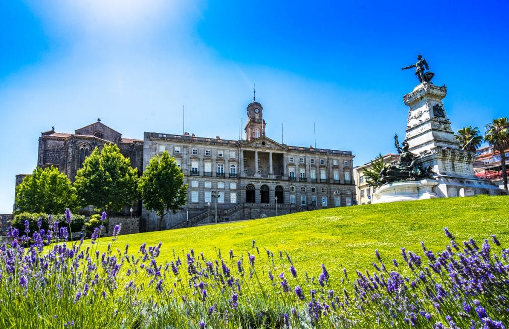 Vista exterior do Palácio da Bolsa, no Porto