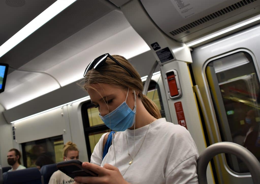 O uso de máscaras permanece obrigatório nos transportes públicos