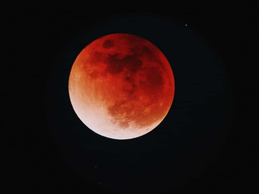 No dia 16 de maio, há um eclipse total lunar e a 