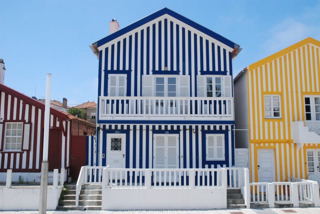 Casas coloridas na Costa Nova, um dos destinos perfeitos para uma escapadinha a 1 hora do Porto