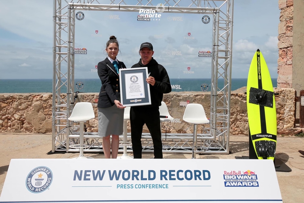 Sebastian Steudtner é o novo detentor mundial de recorde do Guiness de maior onda surfada, na Nazaré