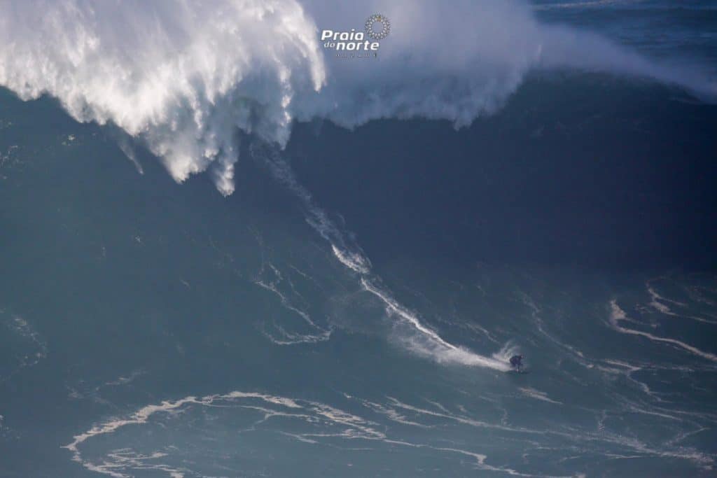 Sebastian Steudtner é o novo detentor mundial de recorde do Guiness de maior onda surfada, na Nazaré