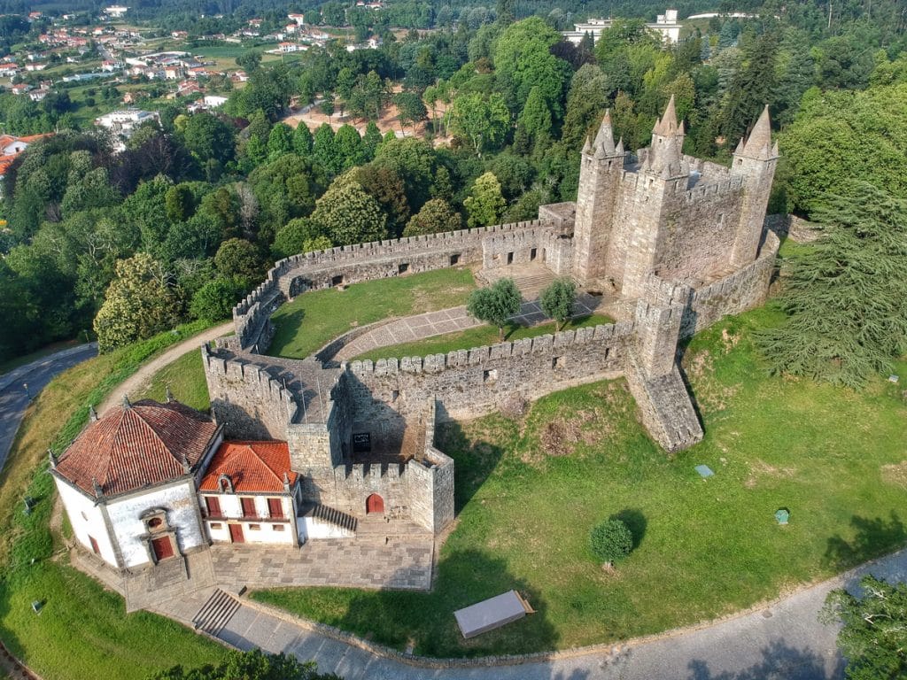 Em Santa Maria da Feira, vais encontrar um dos castelos mais bonitos perto do Porto