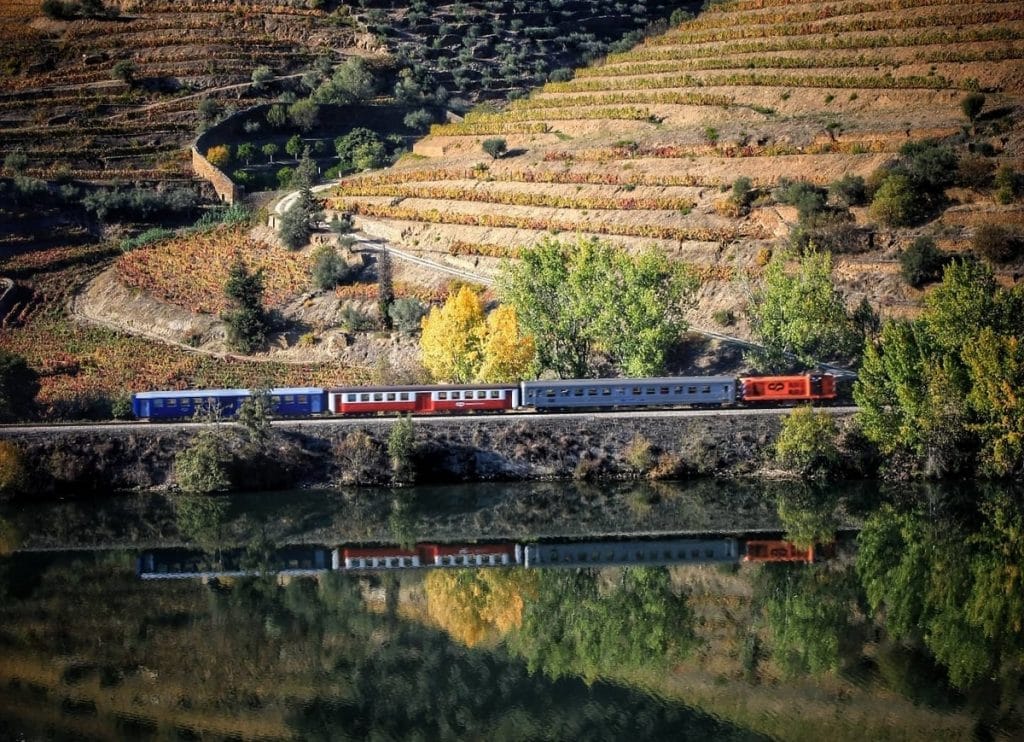 Passear no Comboio Histórico do Douro é uma das mais bonitas viagens de comboio que podes fazer no Norte de Portugal