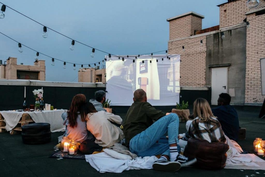 Há sessões de cinema ao ar livre, na Praça da Batalha, no Porto