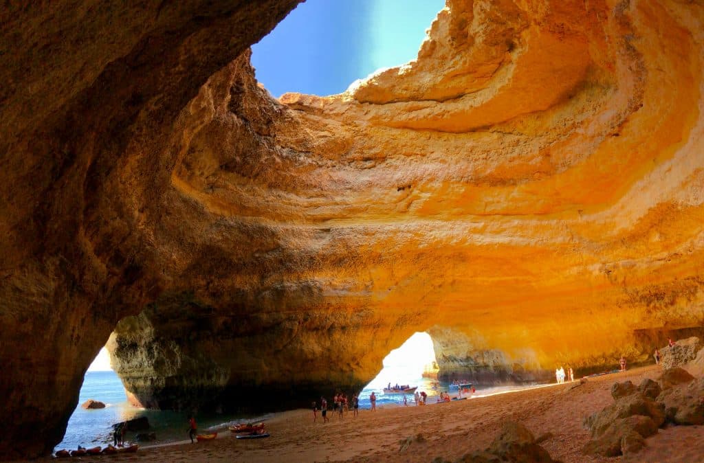 Explorar as grutas de Benagil é uma das melhores atividades para fazer no verão, no Algarve