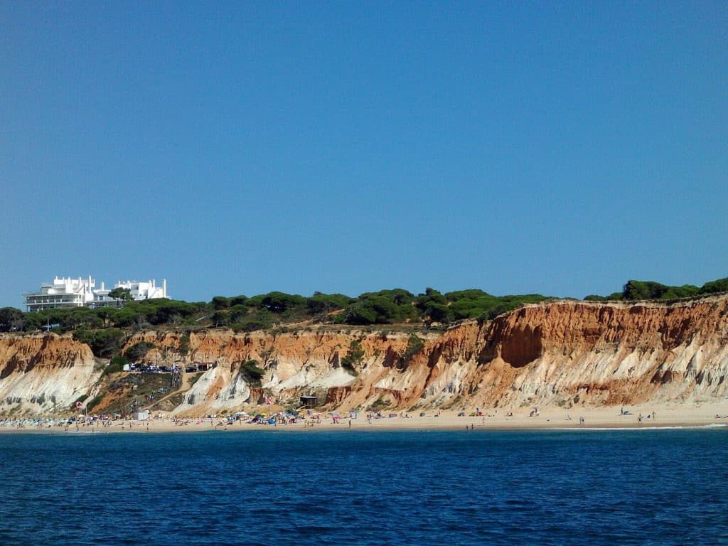 Vista para a Praia da Falésia, no Algarve, uma das melhores e mais bonitas de Portugal