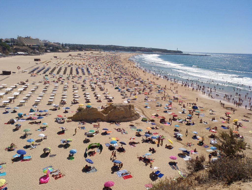 Vista para a Praia da Rocha, em Portimão, no Algarve