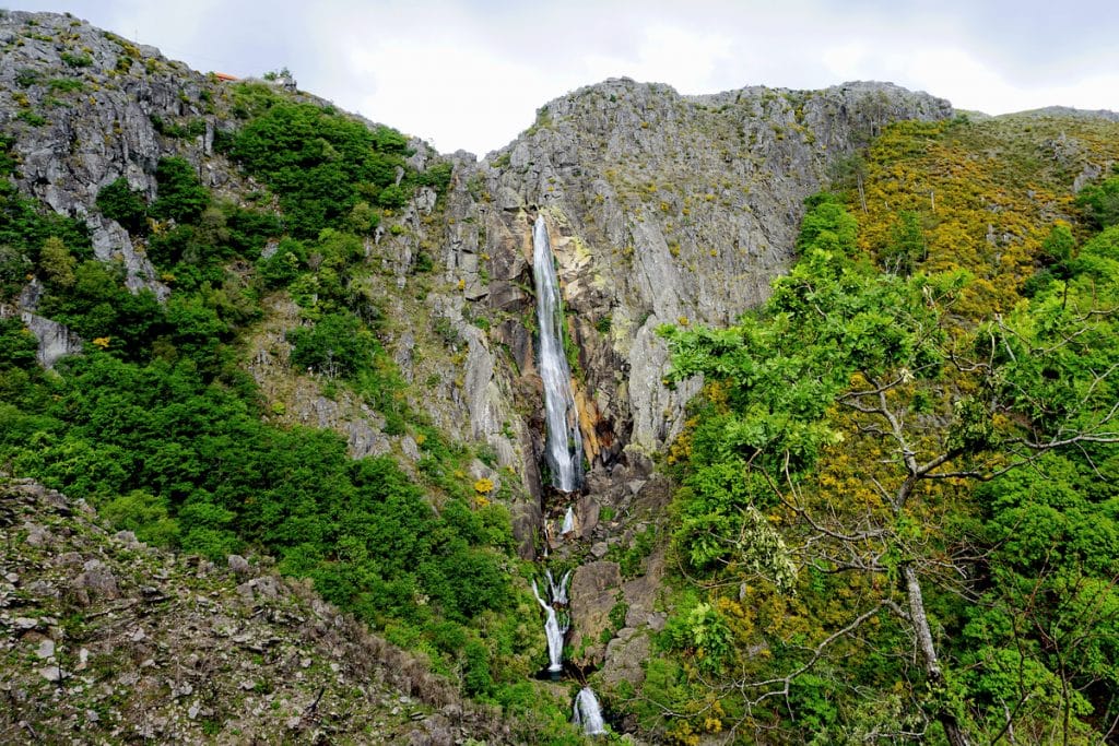 A cascata da Frecha da Mizarela é a mais alta queda d'água de Portugal Continental