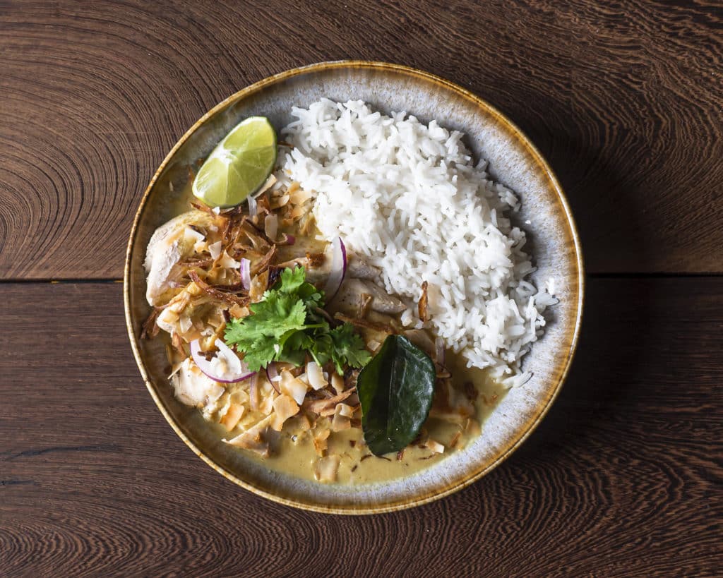 Caril Thai é um dos pratos que podes degustar no Lea, em plena Avenida da Boavista