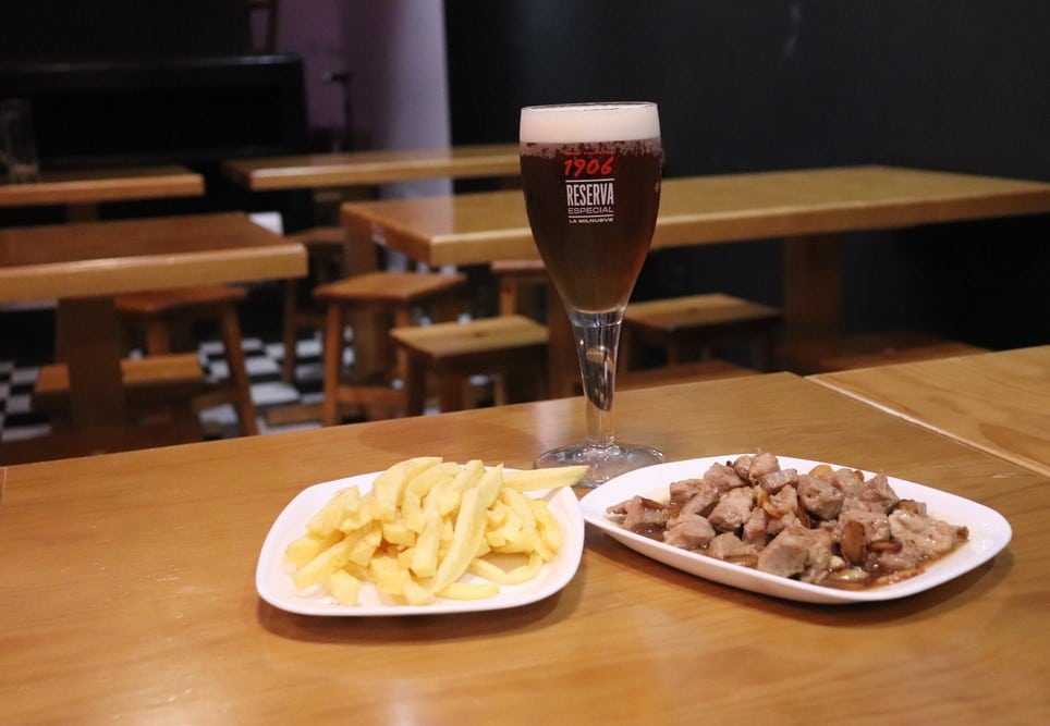 Batatas, Estrella Galicia e raxo — a estrela da carta no Morriña, no Porto