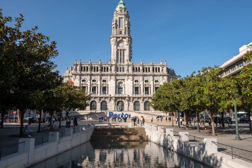 Vista para o edifício da Câmara Municipal do Porto, na Avenida dos Aliados