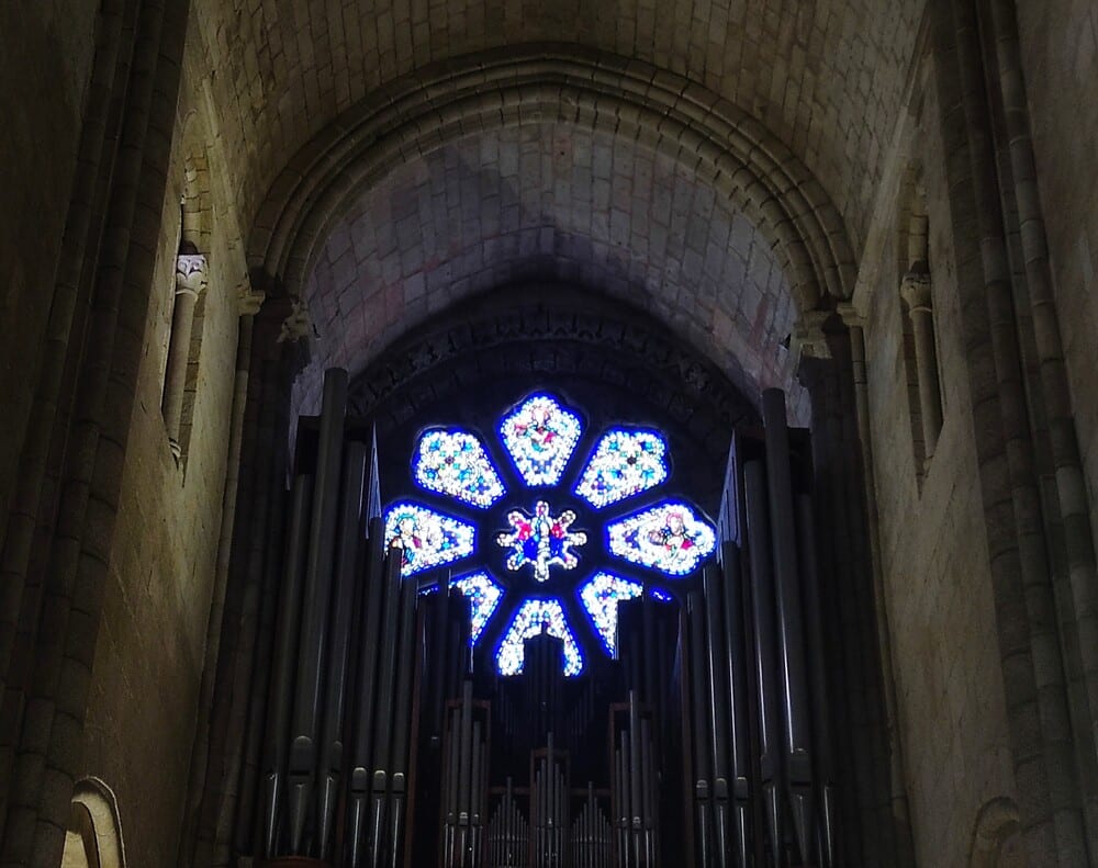 Vista para a rosácea e órgão de tubos da Catedral da Invicta