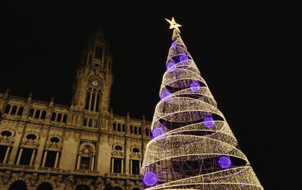 A tradicional Árvore de Natal dos Aliados, no Porto