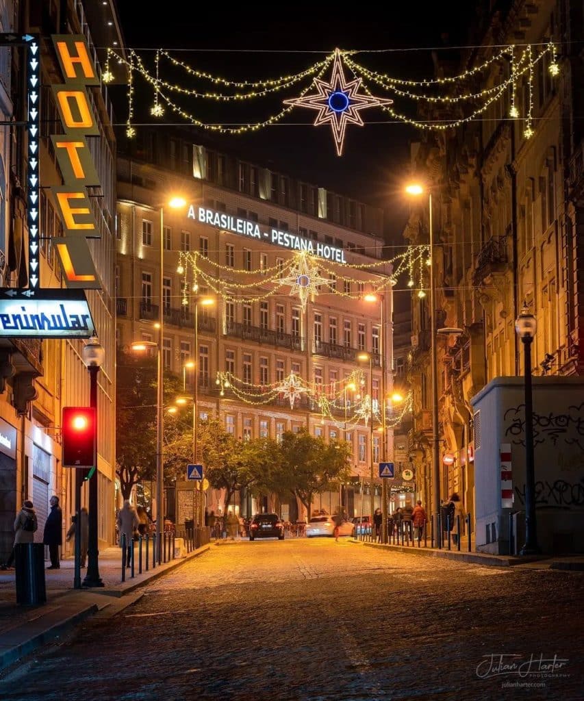 Rua Sá da Bandeira iluminada com as luzes de Natal 