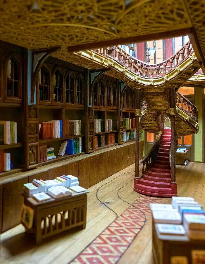 O interior da Livraria Lello, retrato em O Porto em miniaturas