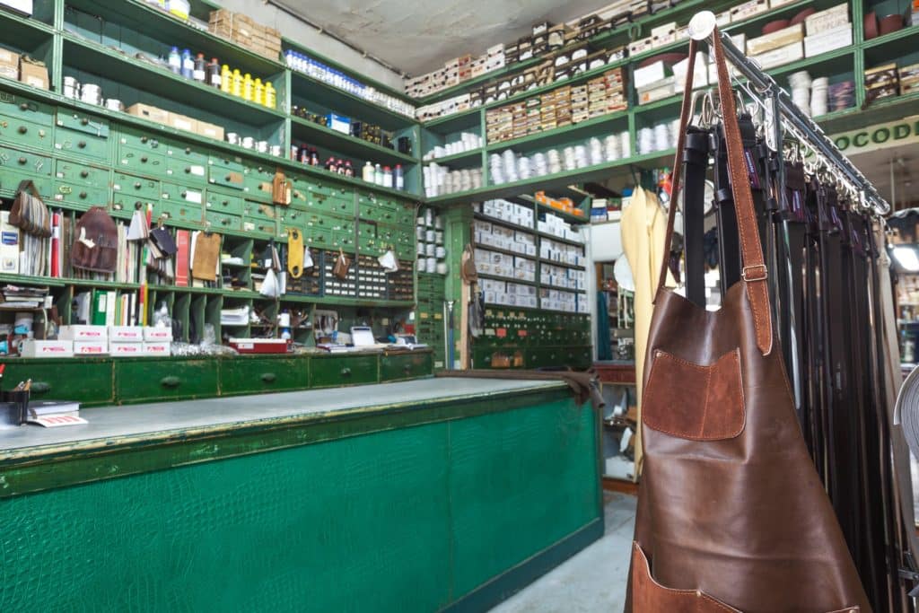Vista para o interior de uma loja de solas, couros e cabedais do Porto