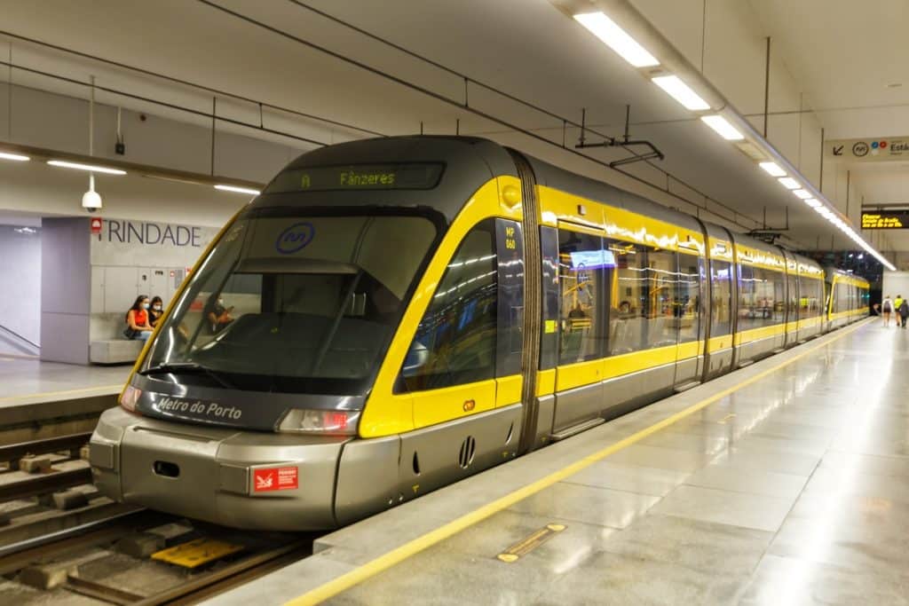 Metro do Porto com várias estações 