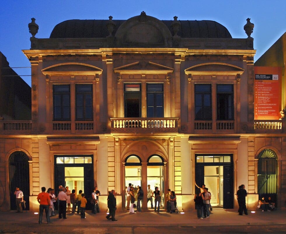 Vista para a fachada exterior Teatro Constantino Nery, em Matosinhos