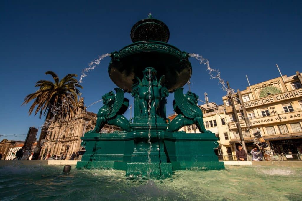 A Fonte dos Leões, na Praça de Gomes Teixeira, no Porto, foi requalificada