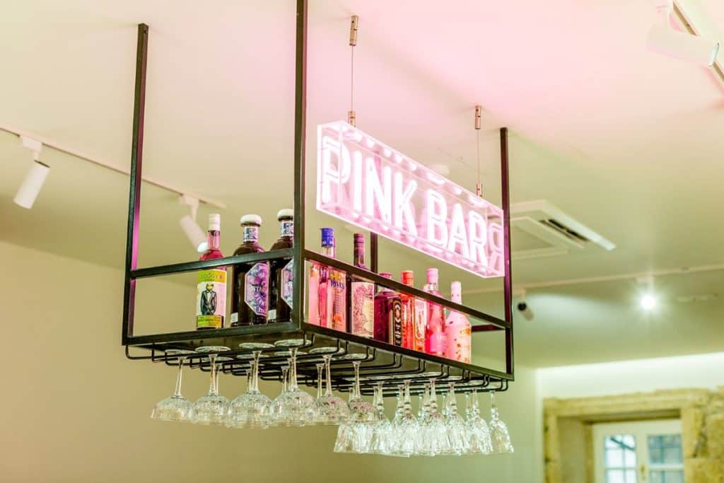 A nova casa da Miss Pavlova tem um Pink Bar com muitos cocktails