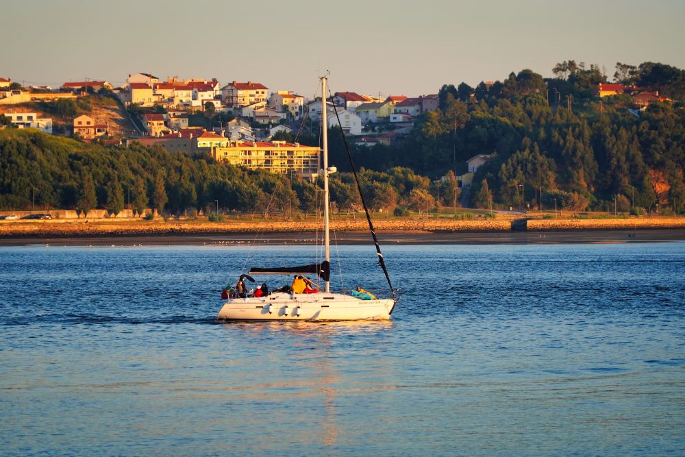 Andar de veleiro no rio Douro e beber vinho do Porto é um plano