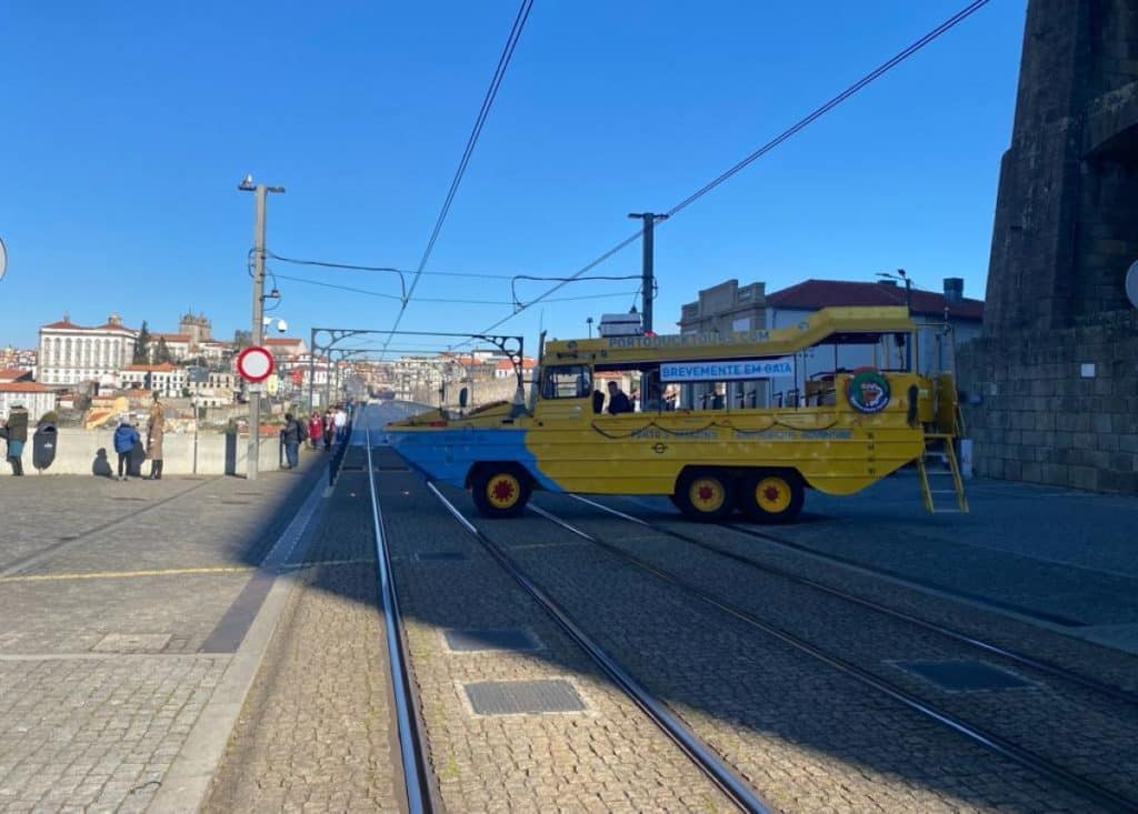 A Porto Duck Tours oferece um serviço de autocarros anfíbios em Gaia