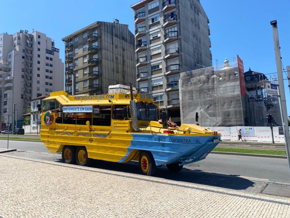 A Porto Duck Tours oferece um serviço de autocarros anfíbios em Gaia