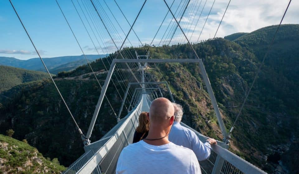 Esta é uma das maiores pontes suspensas do mundo e fica a pouco mais de 1h do Porto