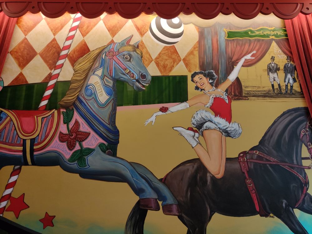 O Restaurante Ilícito tem pinturas de ar circense e burlesco