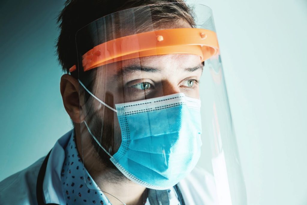 Uso de máscara deixa de ser obrigatório nos hospitais e lares