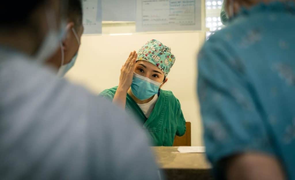 Uso de máscara deixa de ser obrigatório nos hospitais e lares