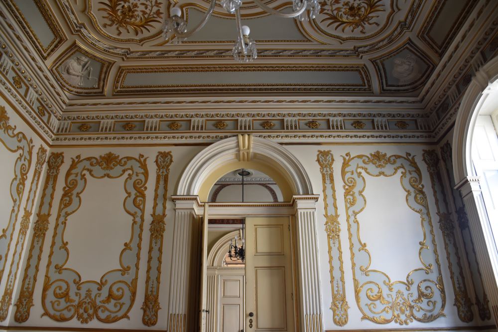 Vista para o interior opulento da casa mais bonita do Porto