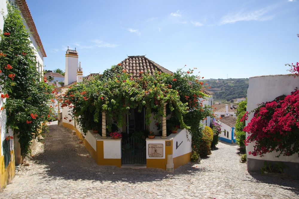 Há muitos sítios incríveis para visitar na vila medieval de Óbidos